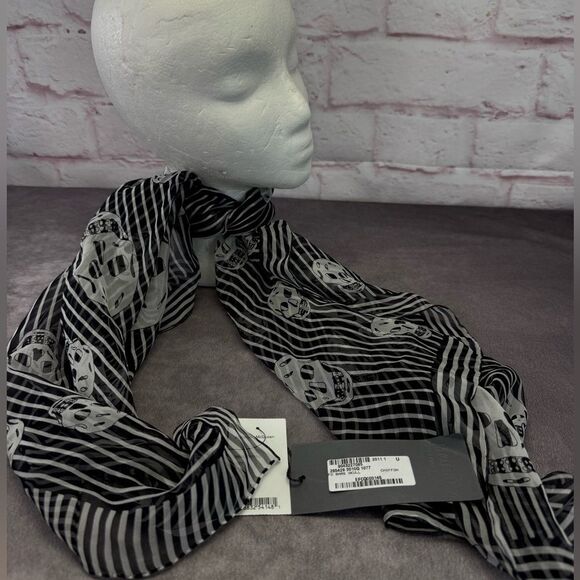 Alexander McQueen Classic NWT Black and White Skull Silk Scarf - Picture 1 of 8